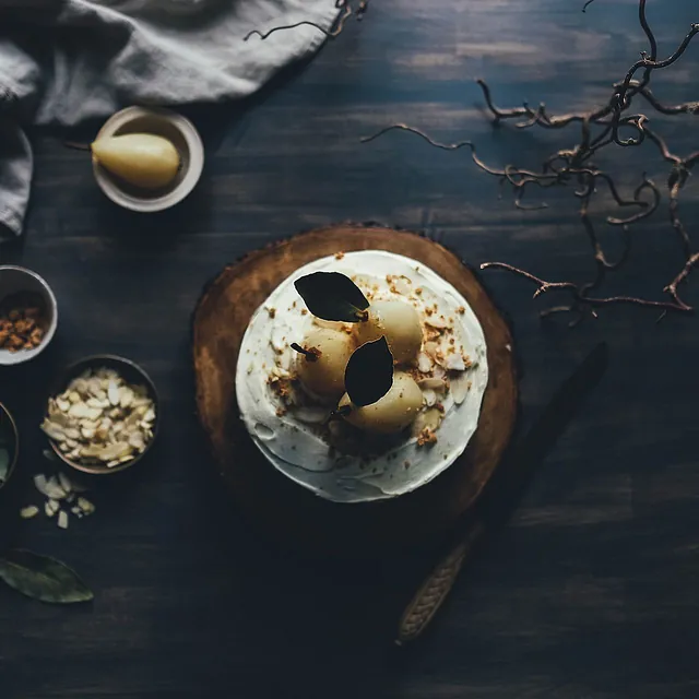 Dessert med pærer på mørk bakgrunn